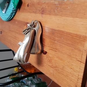 Children place gold shoes for kids size 4